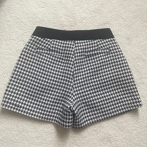 Houndstooth Shorts by Jennifer Lopez - Picture 3 of 4